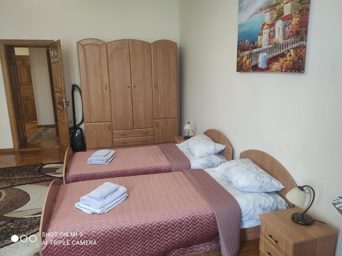 Apartments Domovik ,Kirilla I Mefodiya, 5 Мукачево Екстер'єр фото