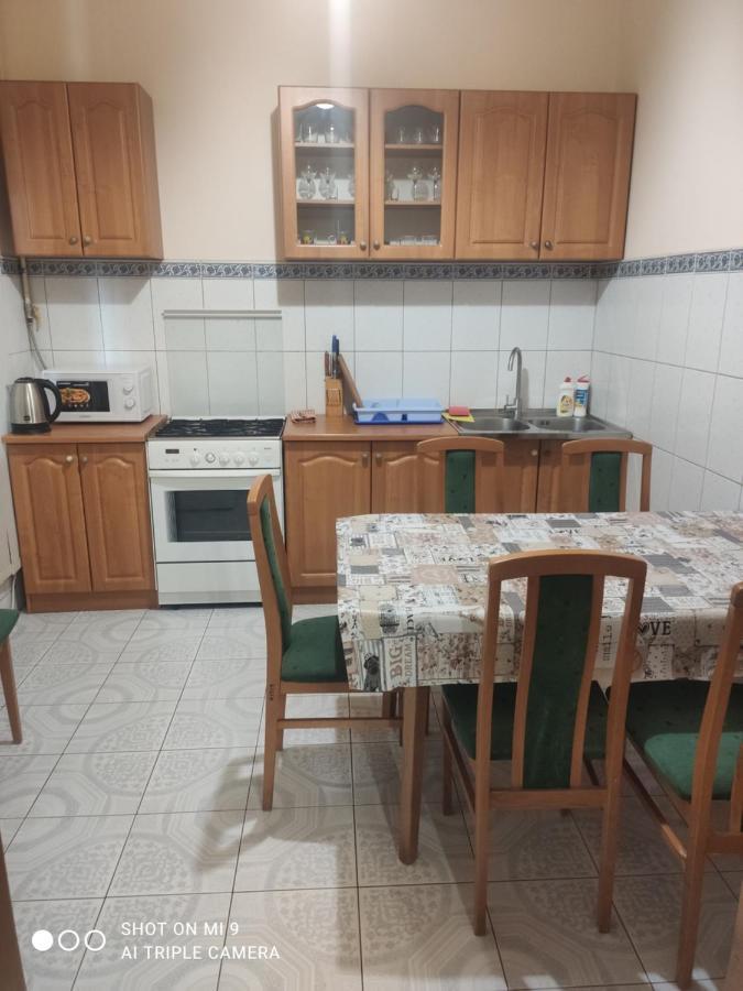 Apartments Domovik ,Kirilla I Mefodiya, 5 Мукачево Екстер'єр фото