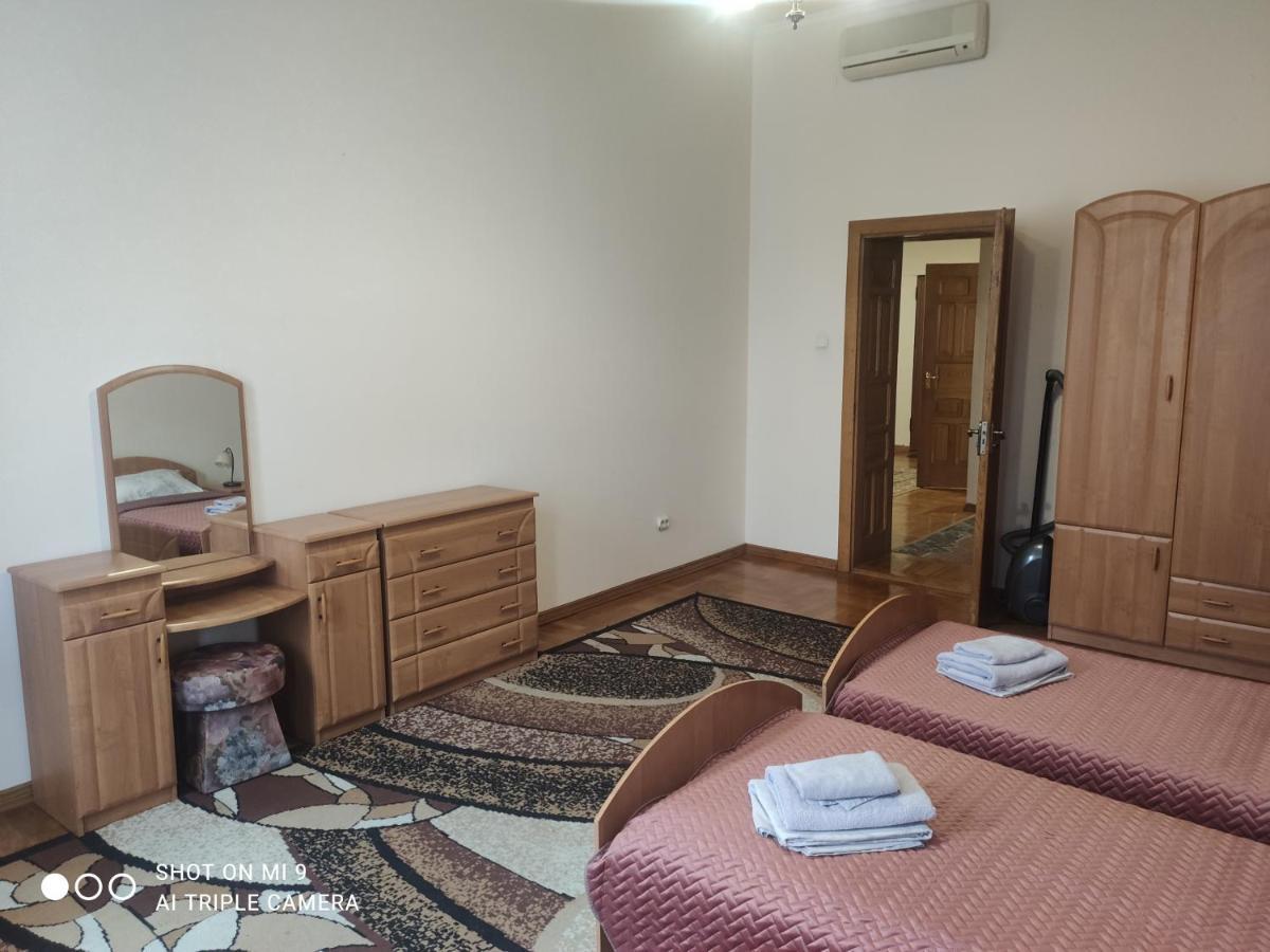 Apartments Domovik ,Kirilla I Mefodiya, 5 Мукачево Екстер'єр фото
