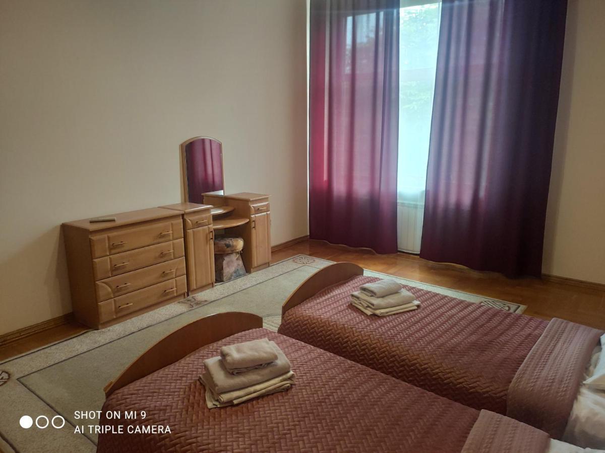 Apartments Domovik ,Kirilla I Mefodiya, 5 Мукачево Екстер'єр фото