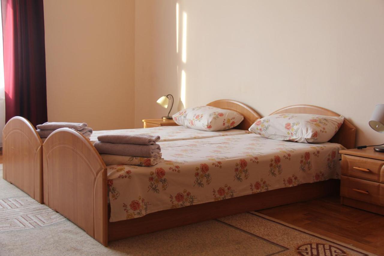 Apartments Domovik ,Kirilla I Mefodiya, 5 Мукачево Екстер'єр фото