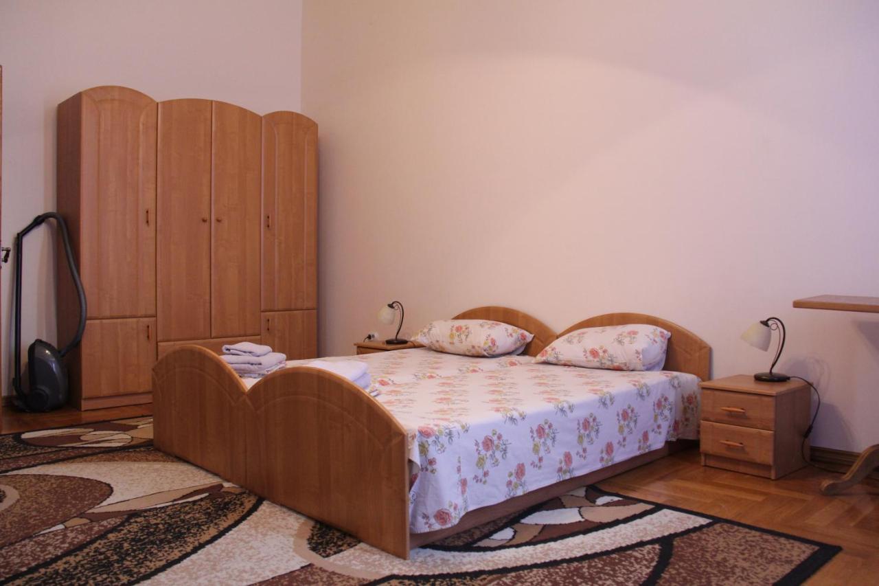 Apartments Domovik ,Kirilla I Mefodiya, 5 Мукачево Екстер'єр фото