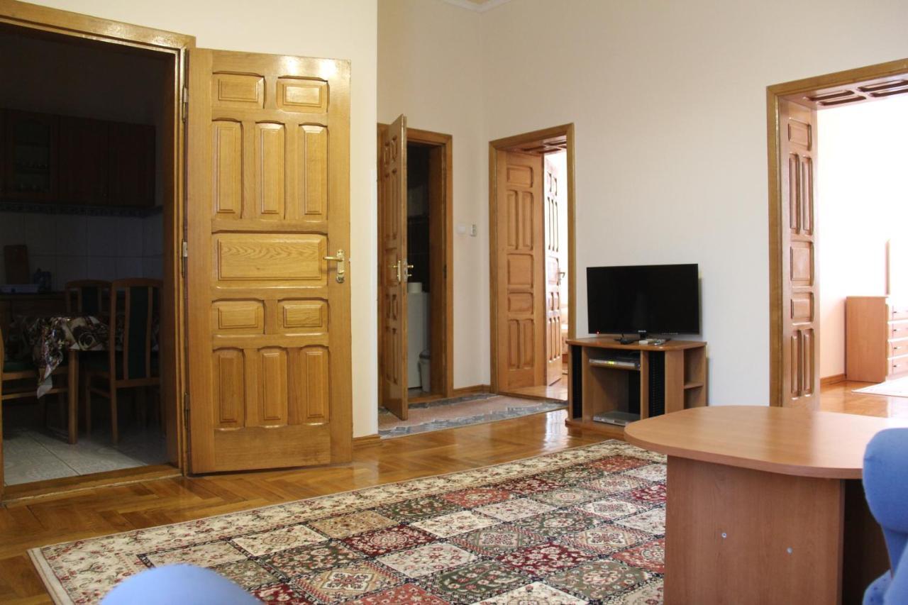 Apartments Domovik ,Kirilla I Mefodiya, 5 Мукачево Екстер'єр фото