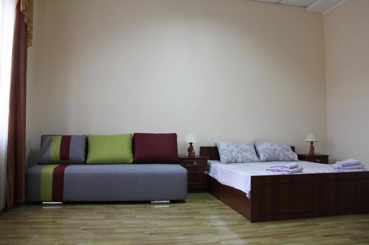 Apartments Domovik ,Kirilla I Mefodiya, 5 Мукачево Екстер'єр фото