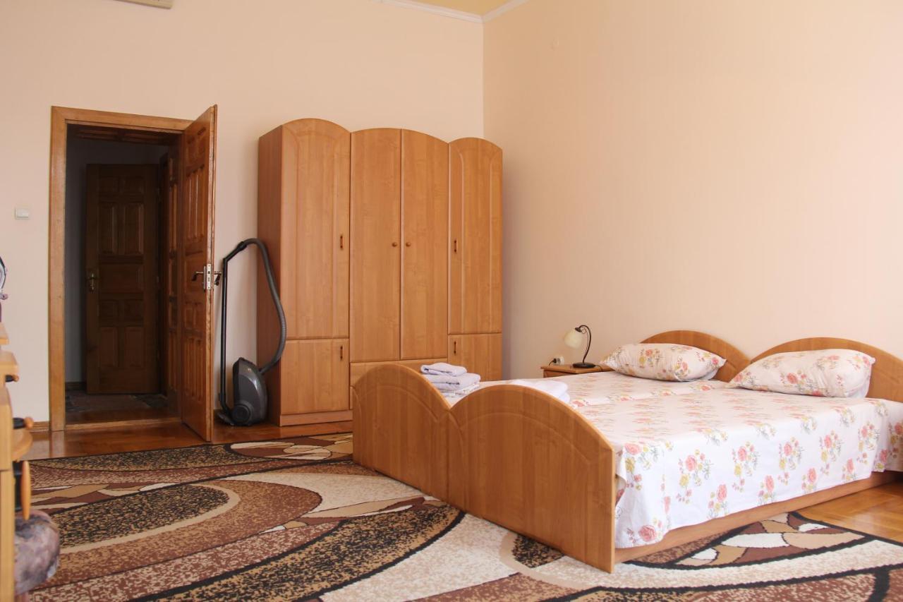 Apartments Domovik ,Kirilla I Mefodiya, 5 Мукачево Екстер'єр фото