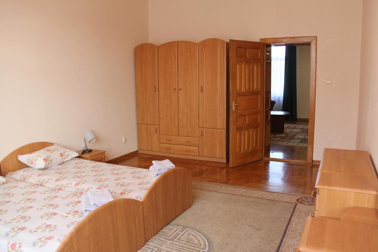 Apartments Domovik ,Kirilla I Mefodiya, 5 Мукачево Екстер'єр фото