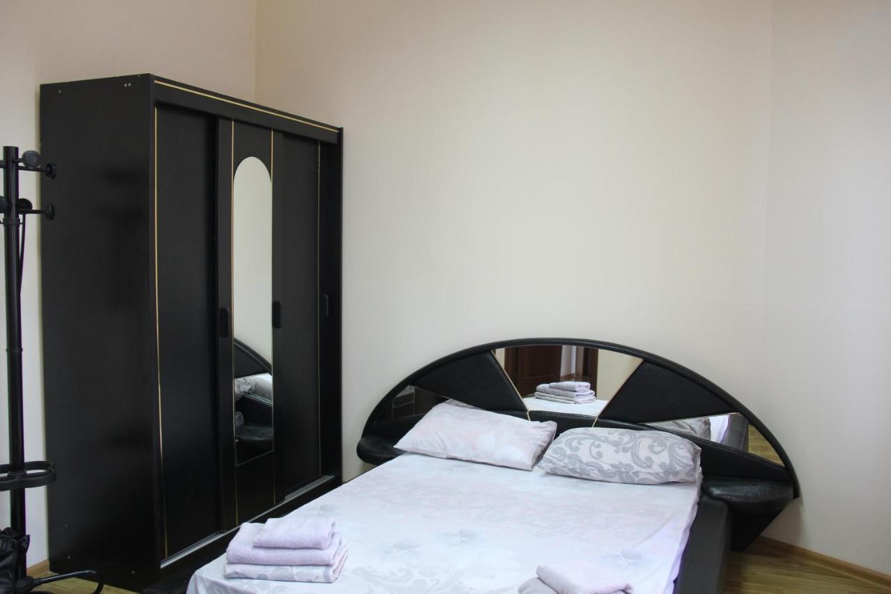 Apartments Domovik ,Kirilla I Mefodiya, 5 Мукачево Екстер'єр фото