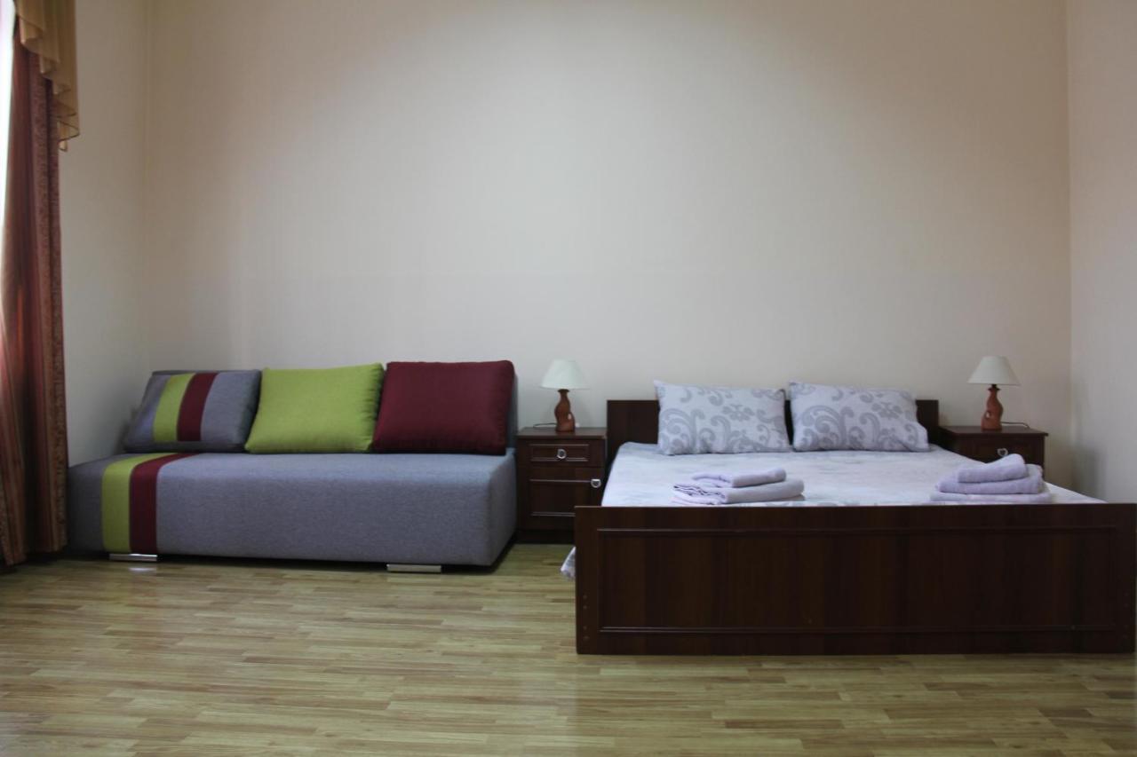 Apartments Domovik ,Kirilla I Mefodiya, 5 Мукачево Екстер'єр фото