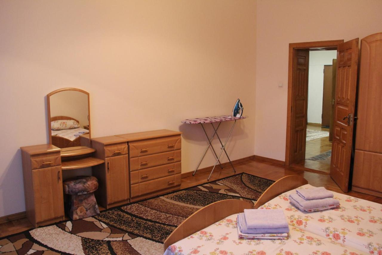 Apartments Domovik ,Kirilla I Mefodiya, 5 Мукачево Екстер'єр фото