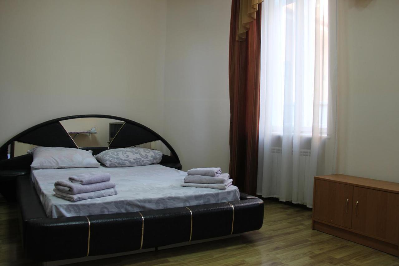 Apartments Domovik ,Kirilla I Mefodiya, 5 Мукачево Екстер'єр фото